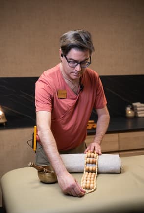 Ricardo, masajista titulado de Maysoon, preparando los útiles de sesión