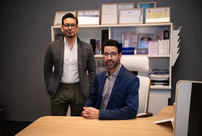 Dr. Daniel Sánchez Salvador y Dr. José David — equipo médico de Maysoon