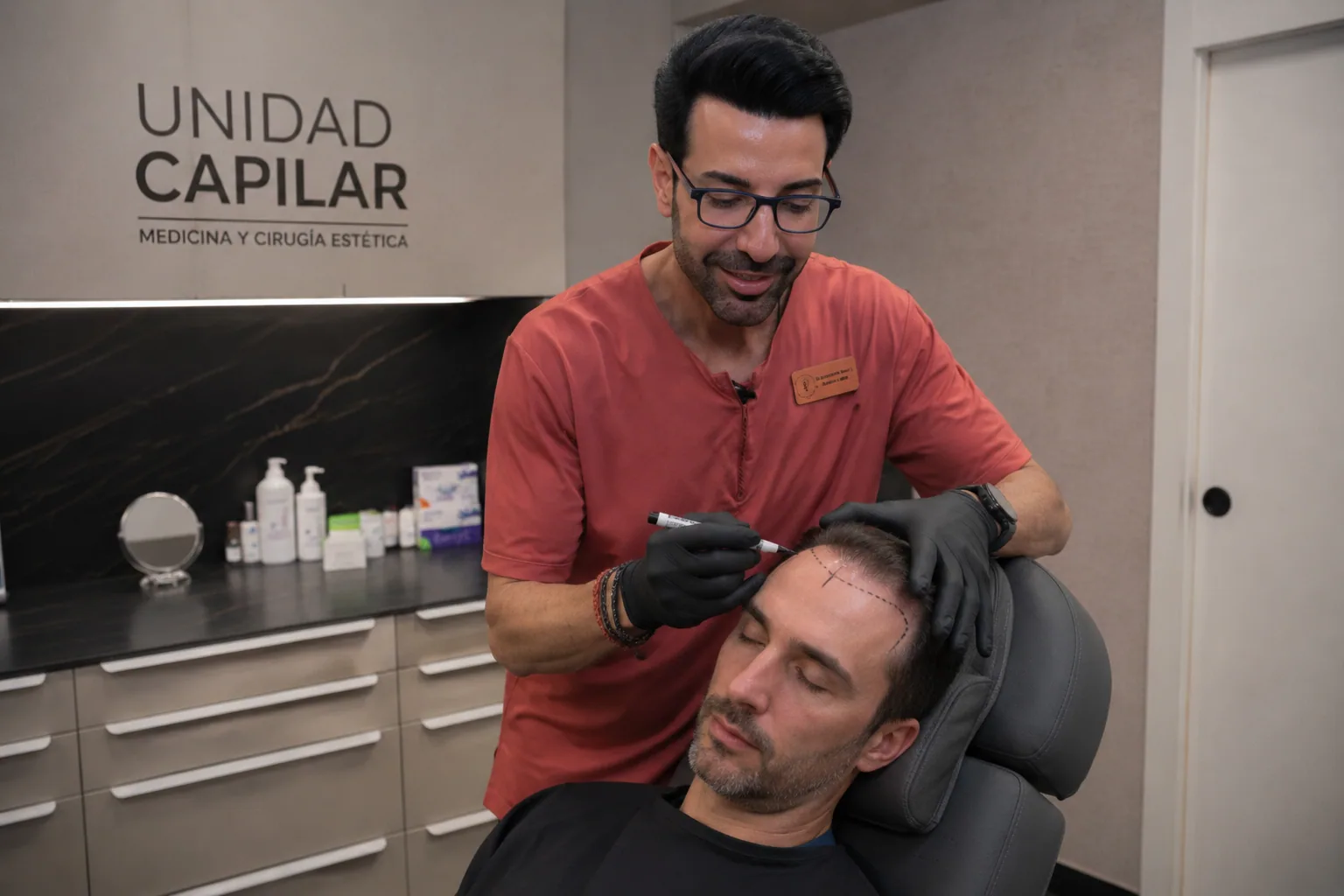 Dr. José David realizando un estudio capilar en la cabina de Unidad Capilar de Maysoon